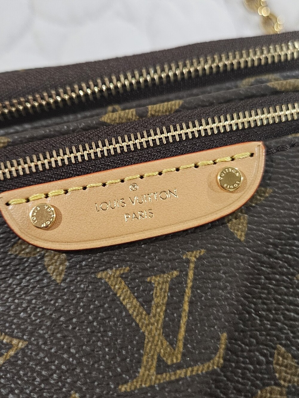 Louis Vuitton Mini Bumbag in Monogram - Picture 3 of 11